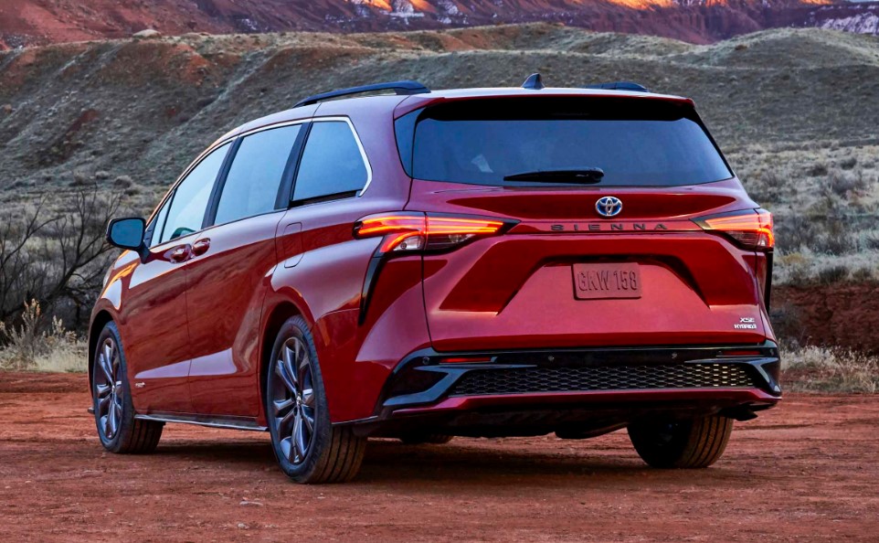 2021 Toyota Sienna XLE View From the back side